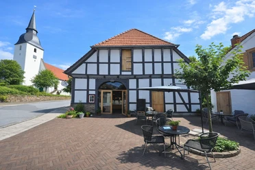 Alte Kantorei mit Eiscafé, Blick auf Eiscafé-Terrasse mit Stiftskirche im Hintergrund