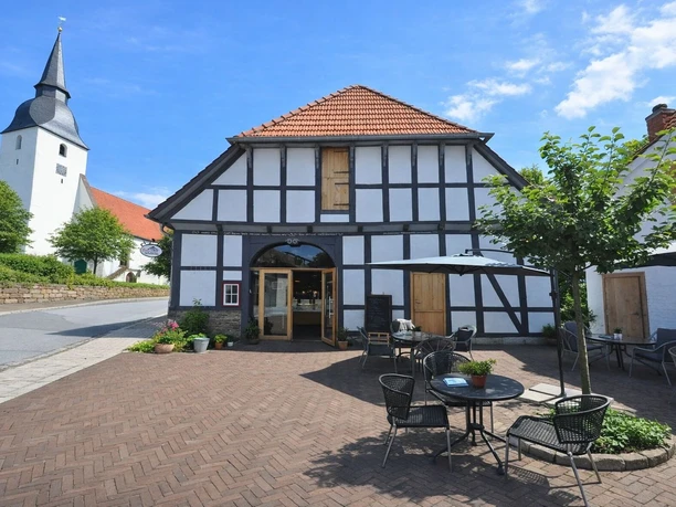 Alte Kantorei_EisCaféTerrasse unterhalb der Stiftskirche_ChatGPT optimiert.jpg
