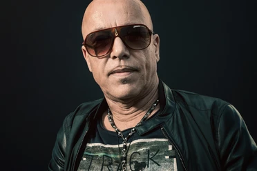 Toni Krahl mit Sonnenbrille vor schwarzem Hintergrund