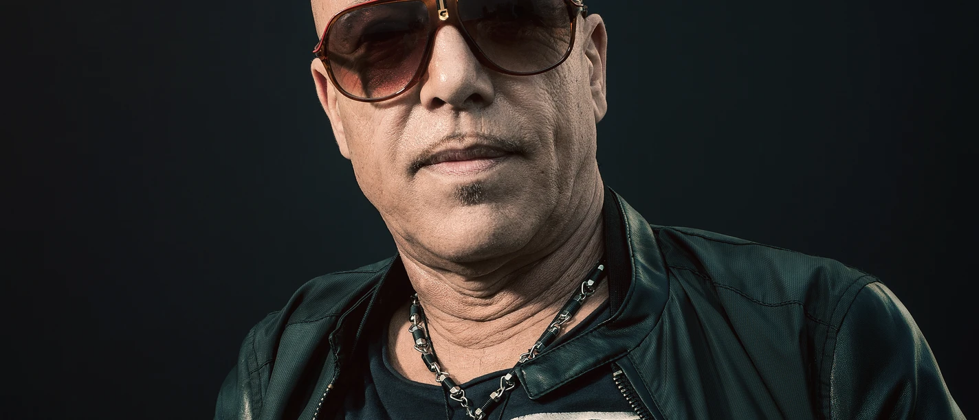 Toni Krahl mit Sonnenbrille vor schwarzem Hintergrund