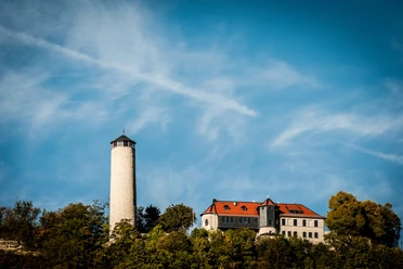 Blick auf den Fuchsturm vor blauem Himmel