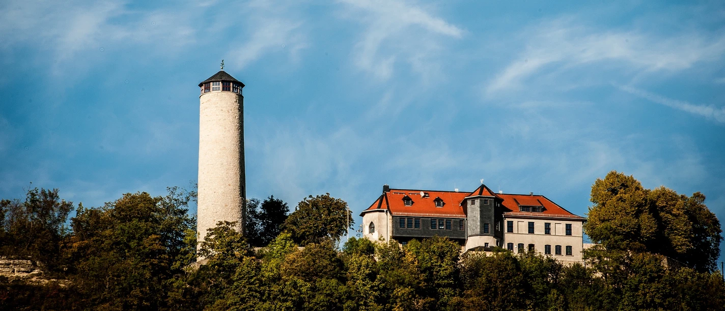 Blick auf den Fuchsturm vor blauem Himmel