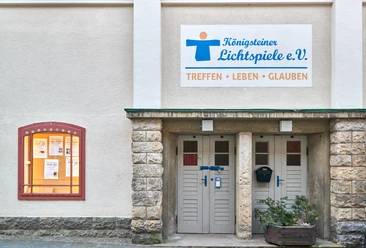 Kino in Königstein, Sächsische Schweiz Eingang zu Königsteiner Lichtspiele e.V. mit zwei Türen und einem großen Schild darüber.