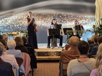 Kulturscheune Wehe, stimmungsvolles Konzert auf atmosphärischer Bühne