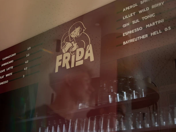 Café FRIDA in Büsum Liste der angebotenen Getränke mit Logo vom Café FRIDA.