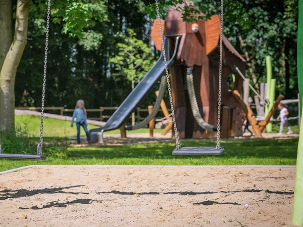 Spielplatz_Platternweg_WEB.jpg Holzmammut mit Rutsche auf dem Spielplatz Plätternweg in Bremerhaven-Leherheide