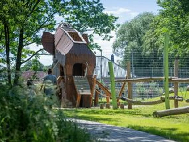 Spielplatz_Platternweg31719398157_WEB.jpg Großes Holzmammnut und eine Balancierstrecke auf dem Spielplatz Plätternweg