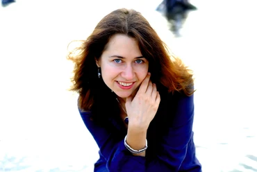 Weltklassik am Klavier: Anna Zassimova Porträt der lächelnden Pianistin Anna Zassimova in blauer Bluse.
