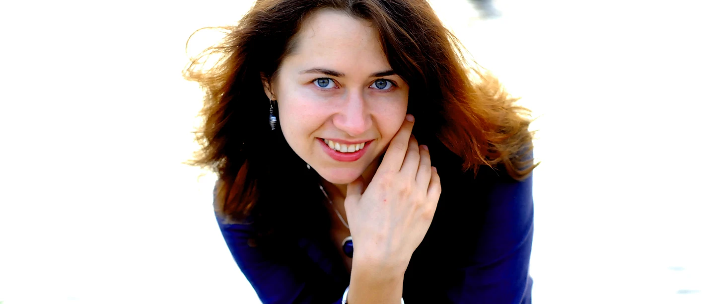 Weltklassik am Klavier: Anna Zassimova Porträt der lächelnden Pianistin Anna Zassimova in blauer Bluse.
