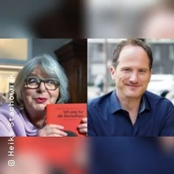 Ältere Frau mit rotem Buch neben lächelndem Mann in Portraitaufnahme.