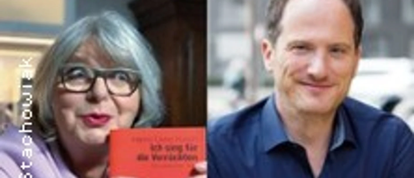 Ältere Frau mit rotem Buch neben lächelndem Mann in Portraitaufnahme.