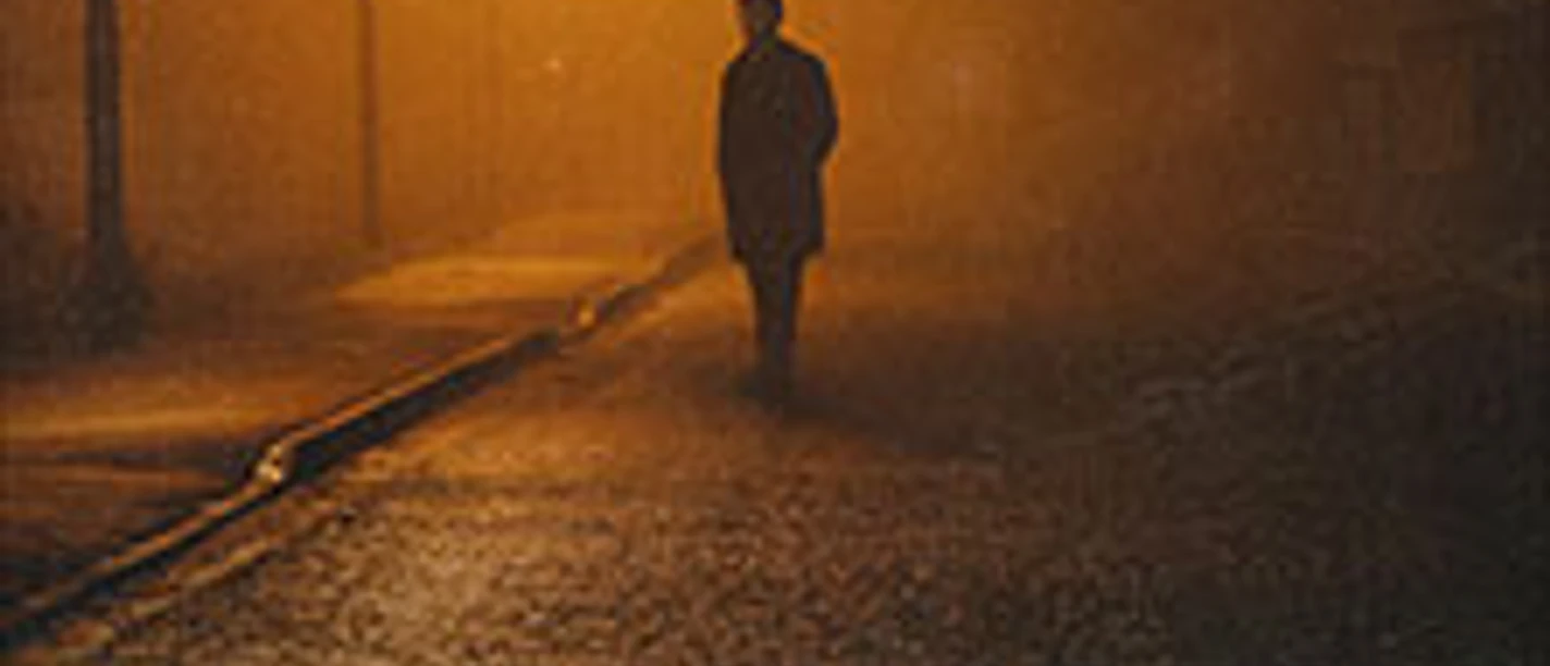 Silhouette auf nächtlicher, nebliger Straße mit Schriftzug Darren Kiely und Tourtitel