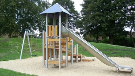 61 Porschestr_WEB.jpg Kletterturm, Rutsche und Schaukel auf dem Spielplatz Porschestraße