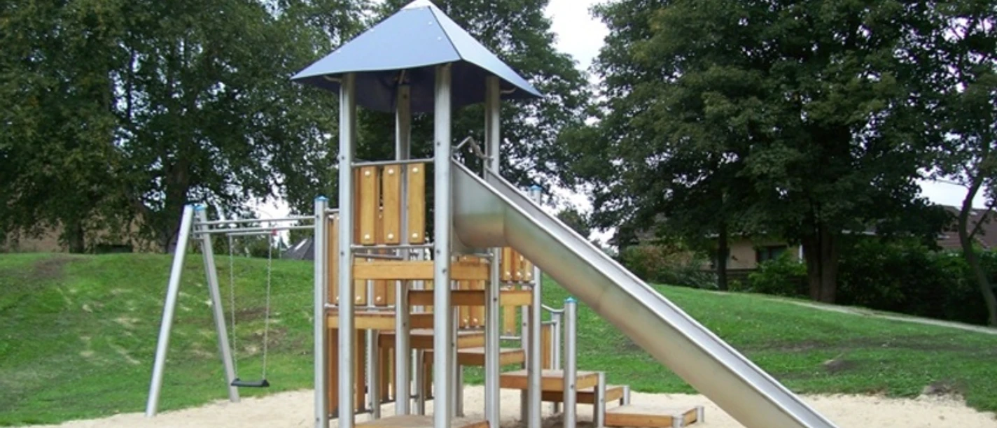 Kletterturm, Rutsche und Schaukel auf dem Spielplatz Porschestraße
