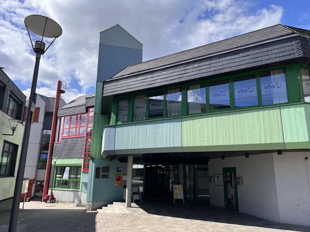 Bürgerhaus Modernes Bürgerhaus mit farbigen Fassaden, großen Fenstern und überdachtem Eingang