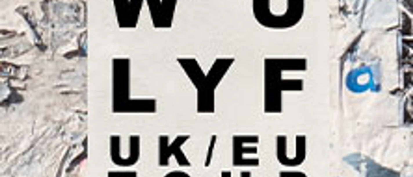 Schlichter Tour-Posterausschnitt mit WU LYF Schriftzug vor zerfetzter Plakatwand
