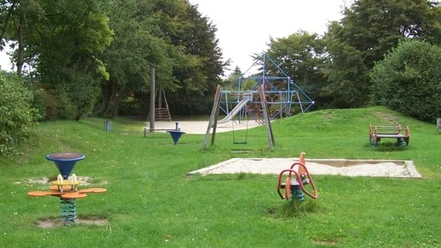 64 Innstraße_WEB.jpg Spielplatz mit Sandkiste, Wipptieren, Rutsche, Schaukel und Seilpyramide zum Klettern