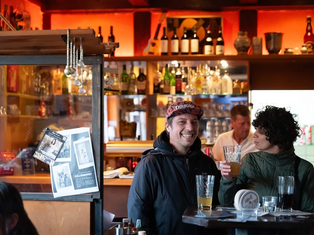 Frankfurt Art Bar Gäste mit Getränken an der Bar