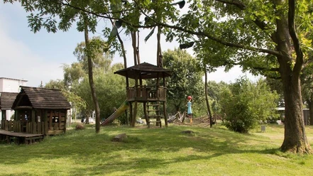 IMG_7702_WEB.jpg Pippi Langstrumpf-Spielplatz mit Taka-Tuka-Landund Stelzenhäusern, umgeben von Bäumen
