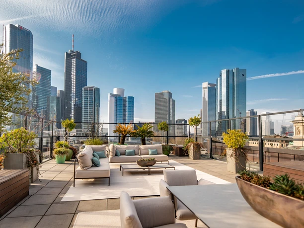 Sofitel Frankfurt Opera - Dachterrasse Lounge auf Dachterrasse mit Skyline Frankfurt im Hintergrund