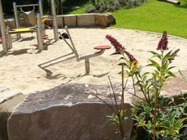 Die Spielzonen sind in eine natürliche gestaltete Landschaft eingebettet_WEB.jpg Sandspielbereich auf dem Spielplatz Rotdornweg
