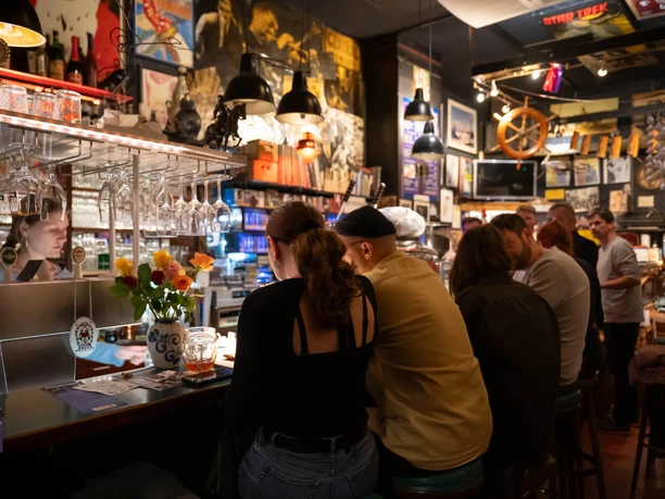 Frankfurt Mampf Gäste an der Bar mit Biergläsern