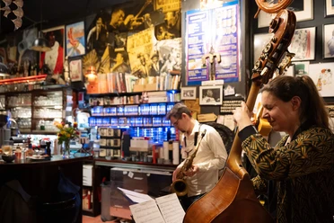 Frankfurt Mampf Jazzduo mit Kontrabass und Saxofon in Bar