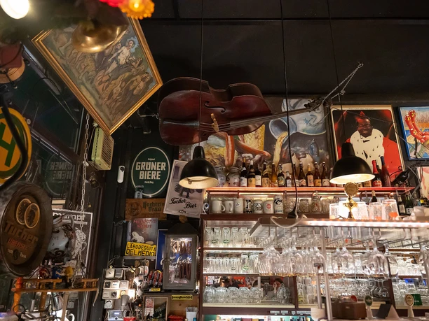 Frankfurt Mampf - Bar Bar mit hängendem Kontrabass und Bildern