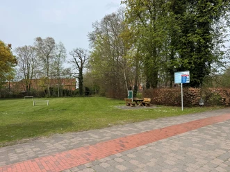 Wohnmobilpause am Dörpshus Vreschen-Bokel.jpg Grüne Wiese mit Picknicktisch, kleinen Fußballtoren und einem Schild Wohnmobilpause.