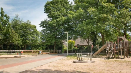 IMG_7248_WEB.jpg Spielplatz mit Drehkarussell, Kletterturm und Sandspielbereich
