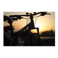 Fahrrad Sonnenuntergang Fahrradsilhouette im Sonnenuntergang. Du blickst auf den Lenker im goldenen Abendlicht.