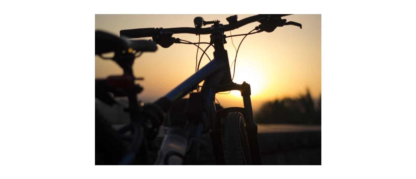 Fahrrad Sonnenuntergang Fahrradsilhouette im Sonnenuntergang. Du blickst auf den Lenker im goldenen Abendlicht.