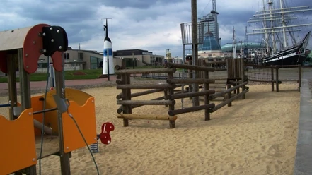 46 Schifffahrtsm_WEB.jpg Sandspielplatz vor dem Deutschen Schifffahrtsmuseum mit Klettergerüst