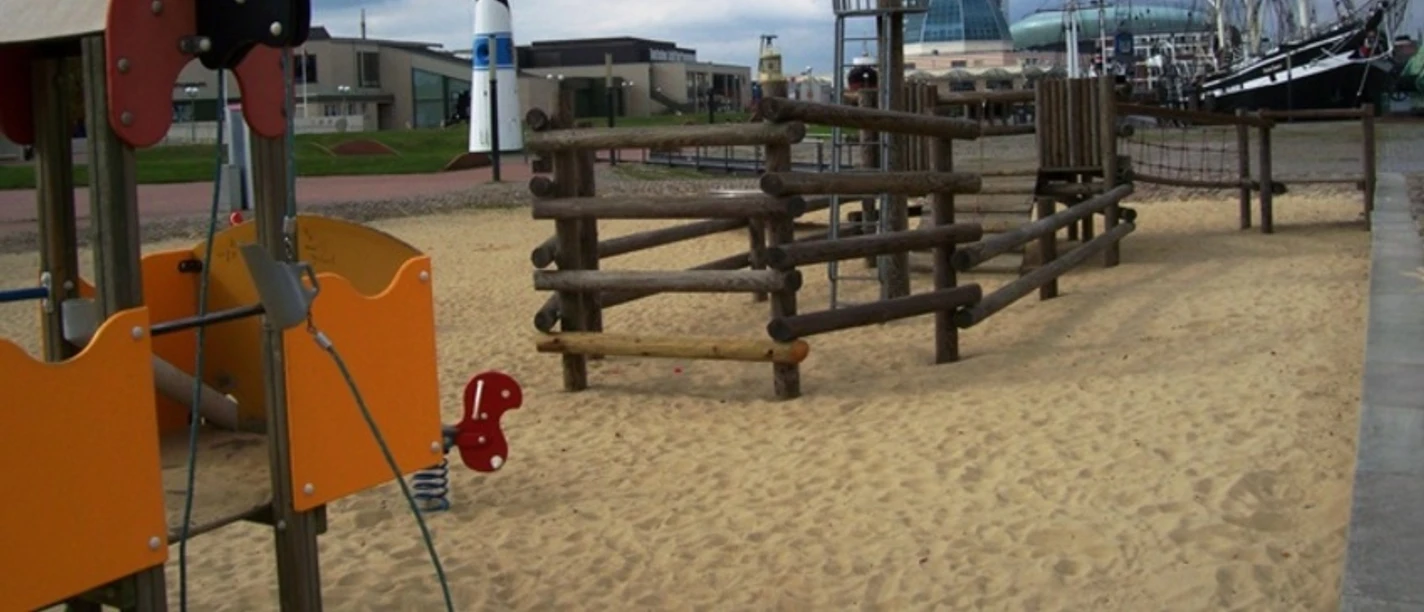 46 Schifffahrtsm_WEB.jpg Sandspielplatz vor dem Deutschen Schifffahrtsmuseum mit Klettergerüst