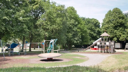 IMG_7377_WEB.jpg Spielplatz mit Drehscheibe, Hangelgerüst, Kletterturm und Rutsche