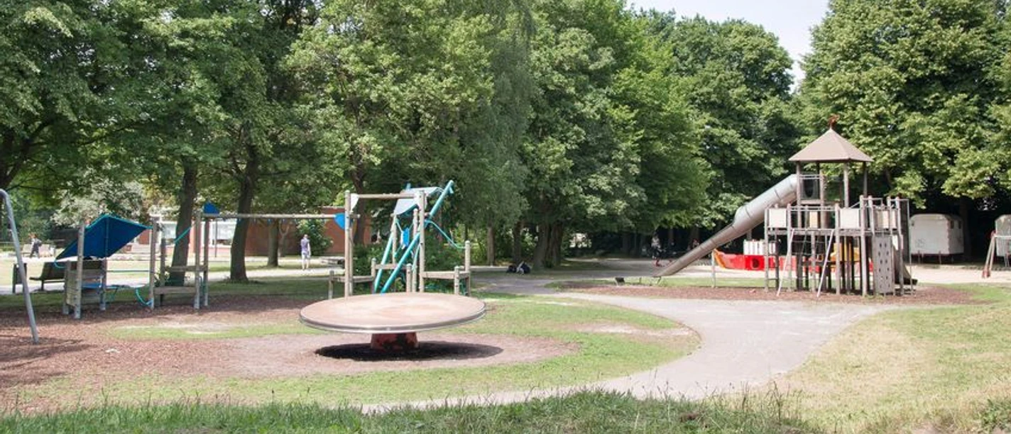 IMG_7377_WEB.jpg Spielplatz mit Drehscheibe, Hangelgerüst, Kletterturm und Rutsche