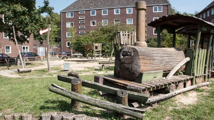 IMG_86871535028349_WEB.jpg Holzlokomotive auf dem Spielplatz Straßburger Platz in der Nähe vom Hauptbahnhof Bremerhaven