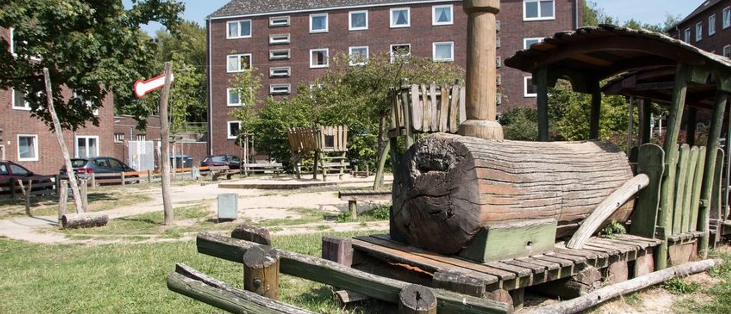 IMG_86871535028349_WEB.jpg Holzlokomotive auf dem Spielplatz Straßburger Platz in der Nähe vom Hauptbahnhof Bremerhaven