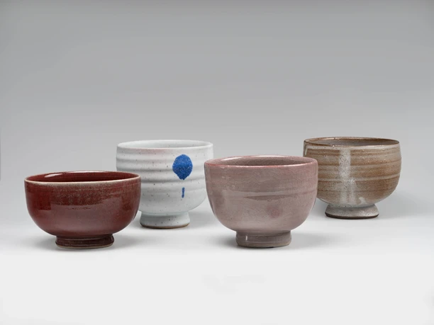 Young-Jae-Lee, Kummen, 2021 to 2024 Four differently glazed ceramic bowls next to each other on a light background