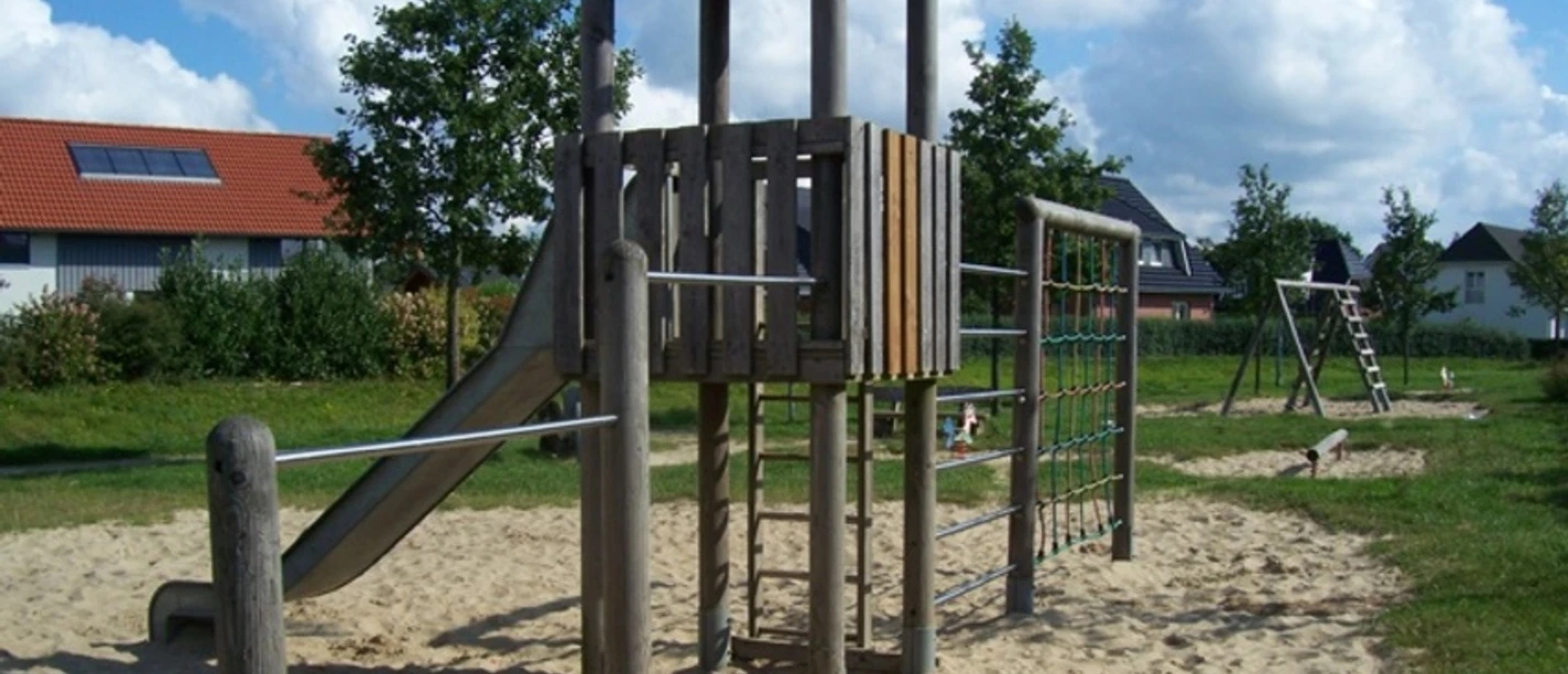 38 Vor dem Wilden Moore_WEB.jpg Klettergerüst und Reckstange auf dem Spielplatz Vor dem Wilden Moore