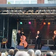 2014_Klesmerfestival_HD_16zu9.JPG Drei Musiker mit Kontrabass, Klarinette und Gitarre auf einer Bühne vor Publikum.