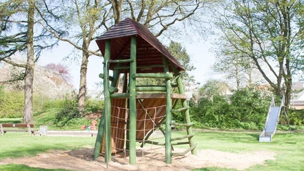 IMG_2815_WEB.jpg Klettergerüst und Rutsche auf dem Spielplatz in der Parkanlage Zingelke