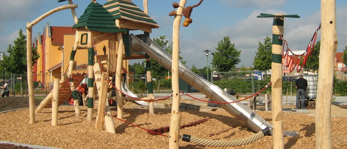 IMG_1604_WEB.jpg Tolle Kletter-Dschungelburg auf dem Spielplatz Am Geestebogen