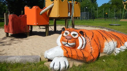 DSCN3081_WEB.jpg Holztiger vor dem Sandbereich auf einem Spielplatz