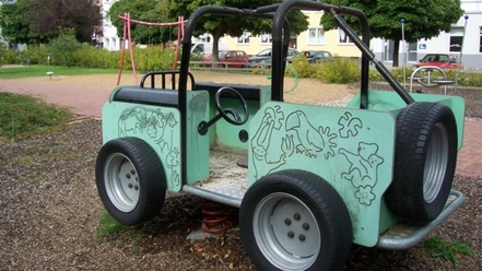 47 Berliner Platz_WEB.jpg Spielauto auf dem Spielplatz Berliner Platz