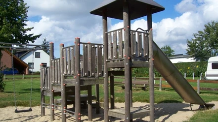 39 Ratiborer Str_WEB.jpg Holzklettergerüst und Schaukel auf dem Spielplatz Beuthener Straße