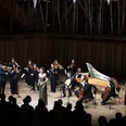 Charvet, Adèle mit Le Consort Eine Sängerin mit Barockensemble auf heller Bühne vor sitzendem Publikum.