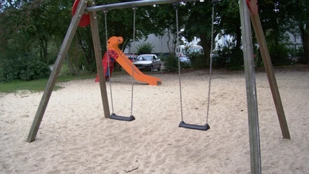 60 Marschbrookweg_WEB.jpg Schaukeln und Rutsche auf dem Spielplatz
