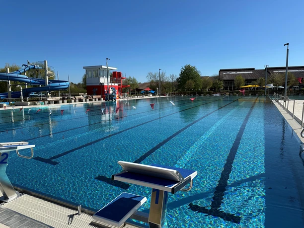 Schwimmbad Adendorf Schwimmbad mit Sprungblöcken