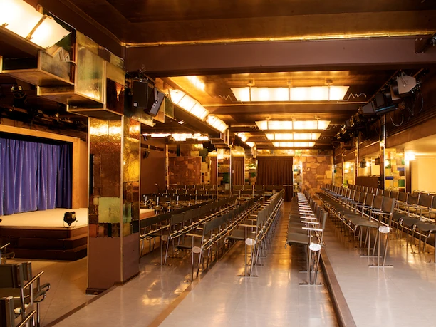 Kabarett Academixer - Theaterbühnen in Leipzig Foto vom leeren Publikumssaal und der Bühne im Kabarett Academixer Leipzig